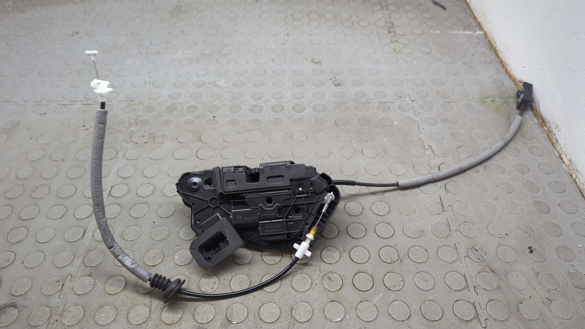 Замок двери передней правой