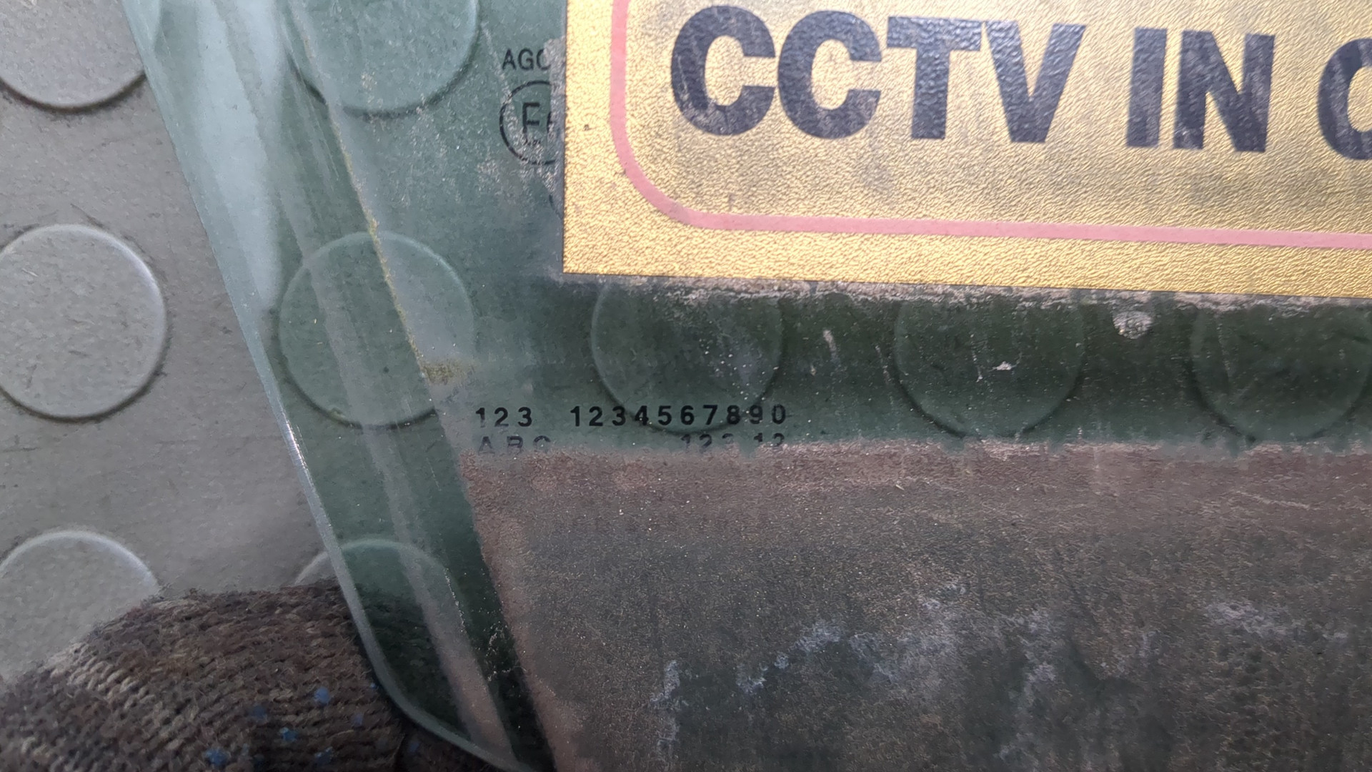 Стекло двери передней правой