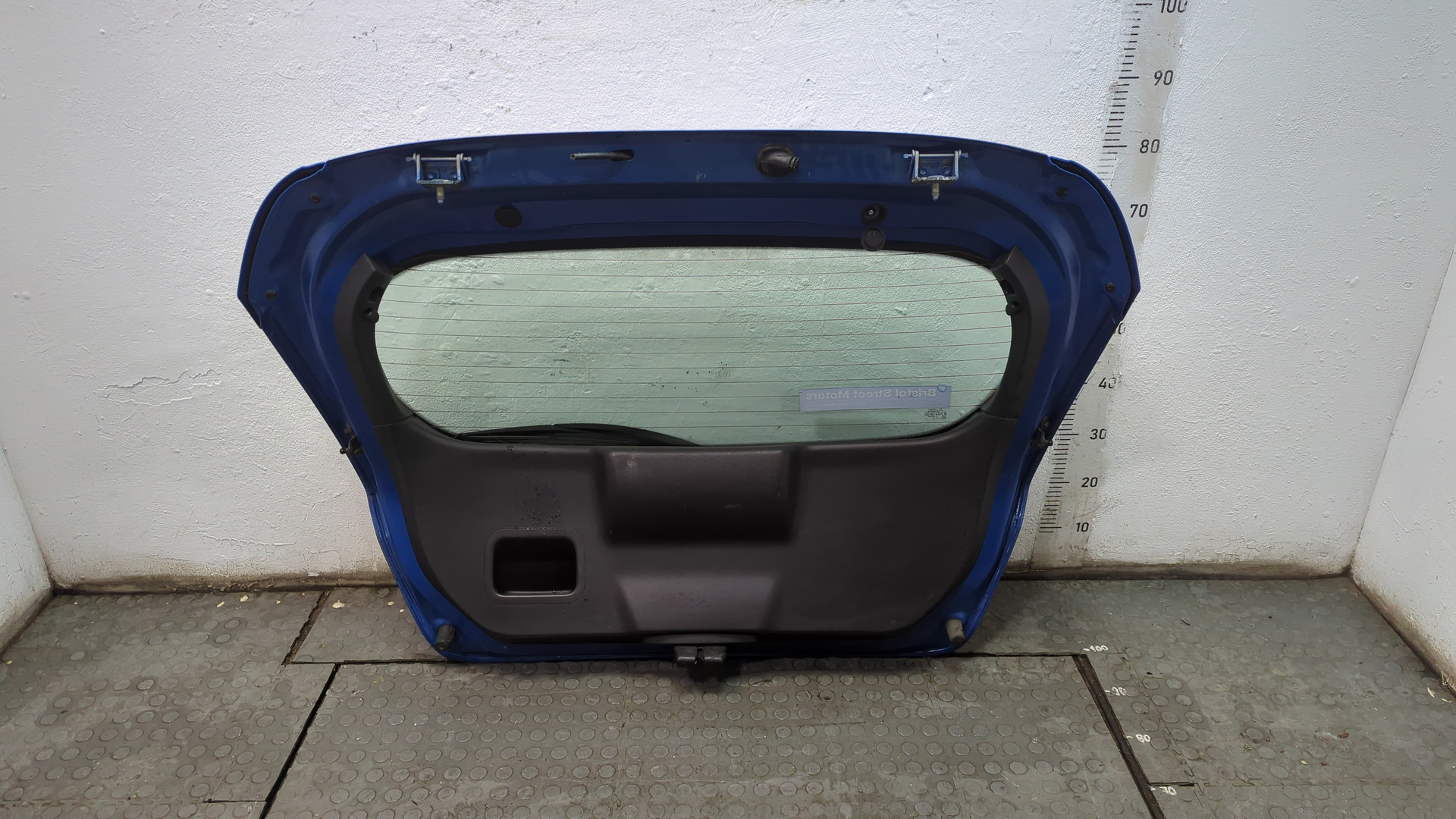 Дверь багажника