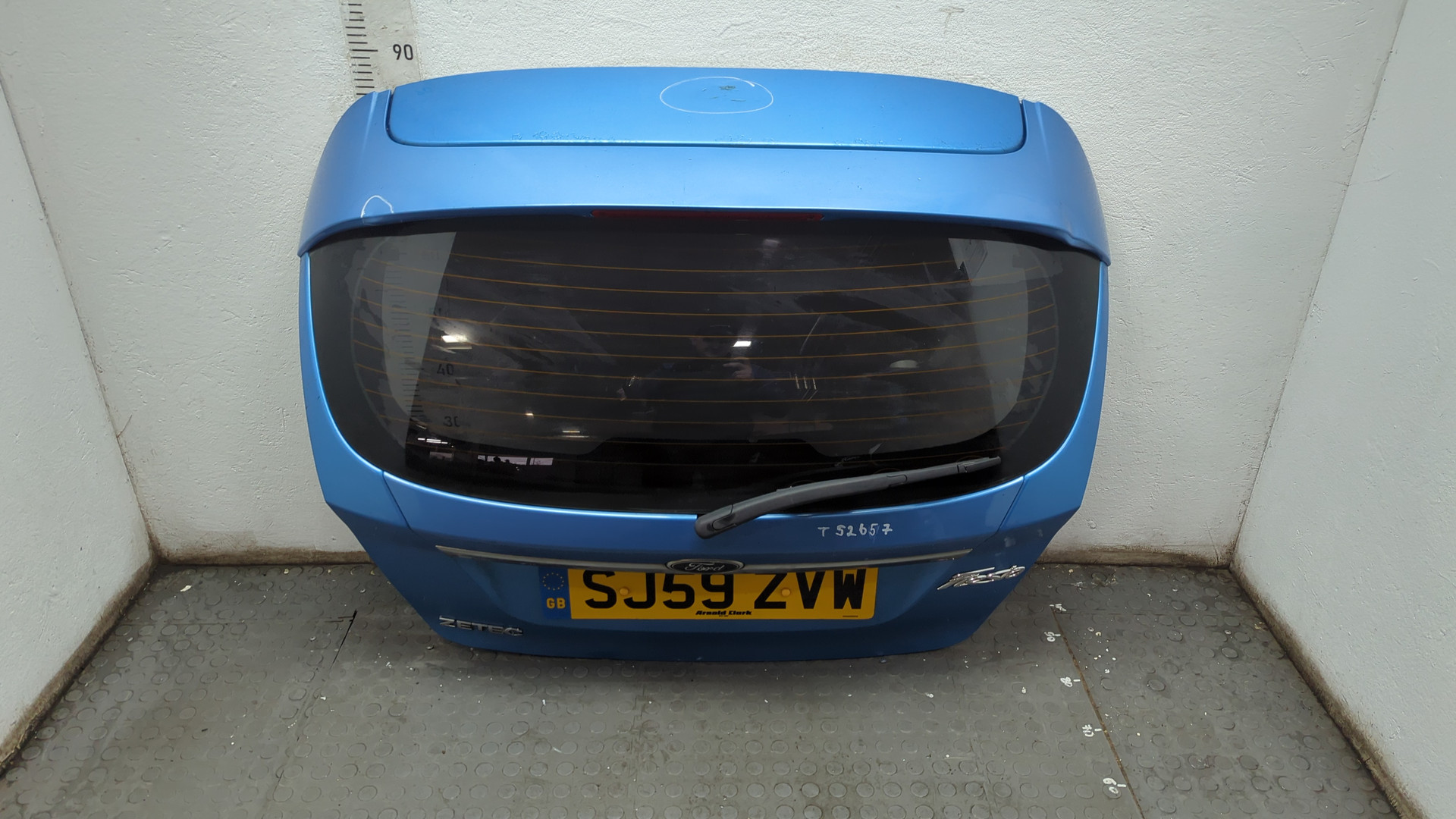 Дверь багажника