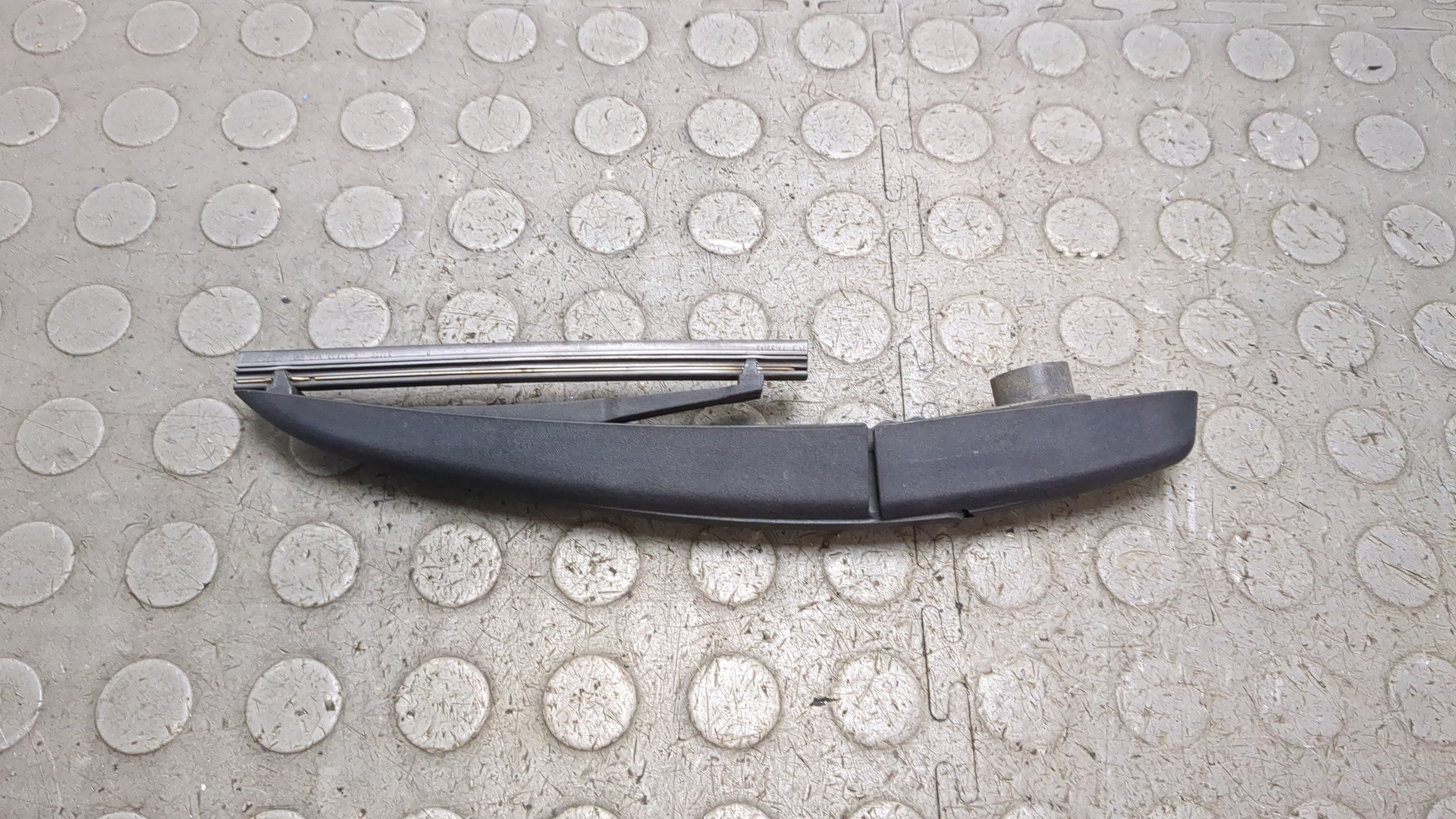 Поводок стеклоочистителя заднего