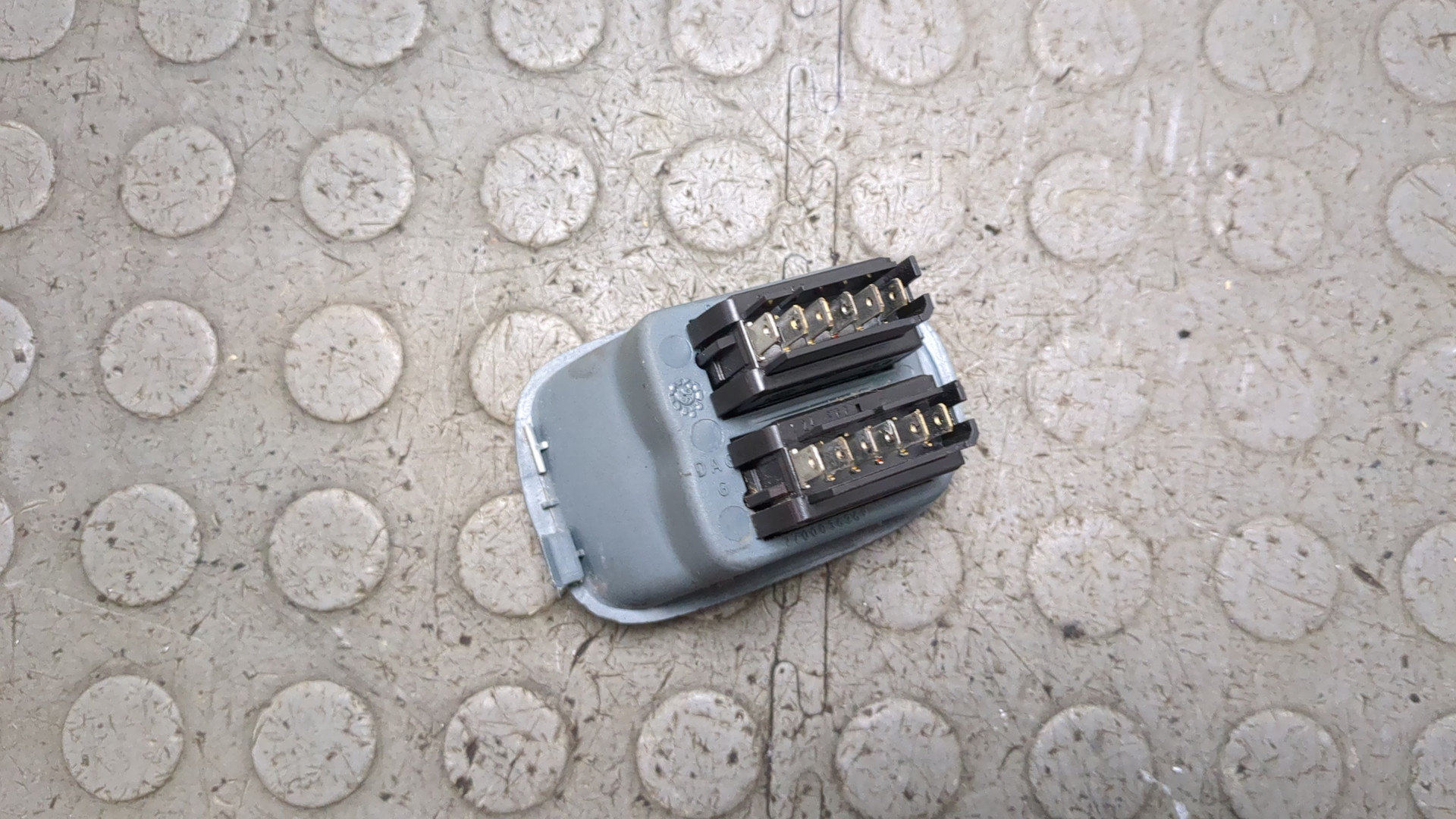 Кнопка стеклоподъемника