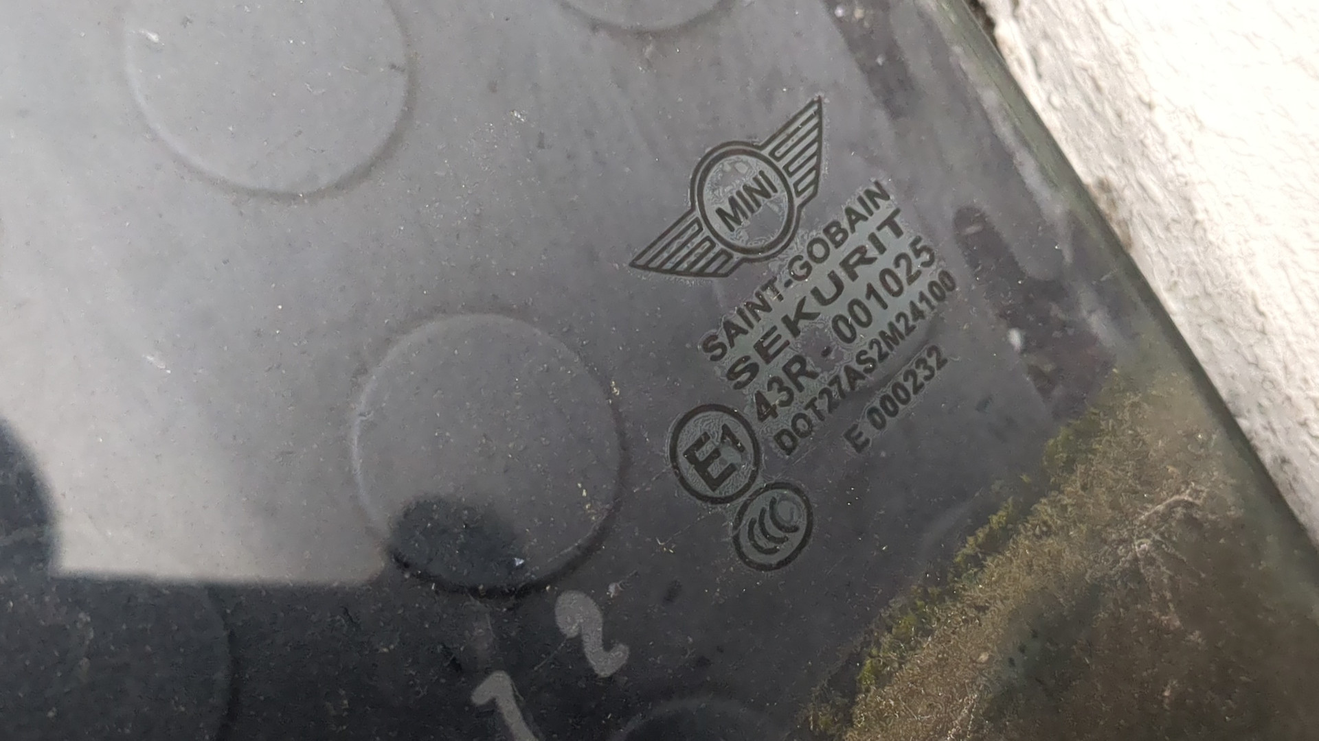 Стекло двери передней левой