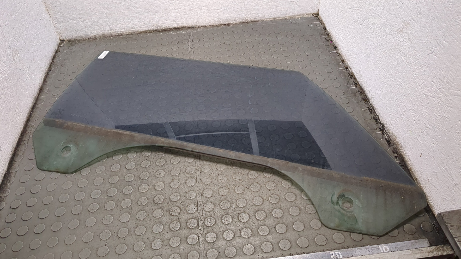 Стекло двери передней правой