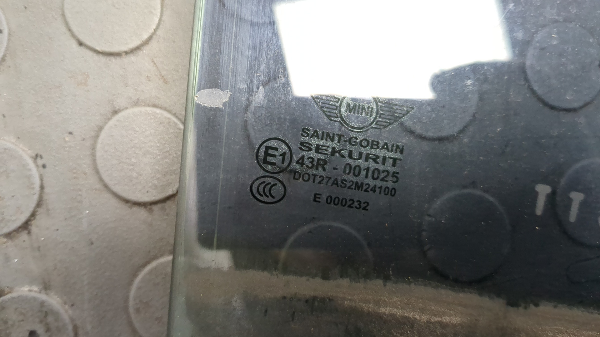 Стекло двери передней правой