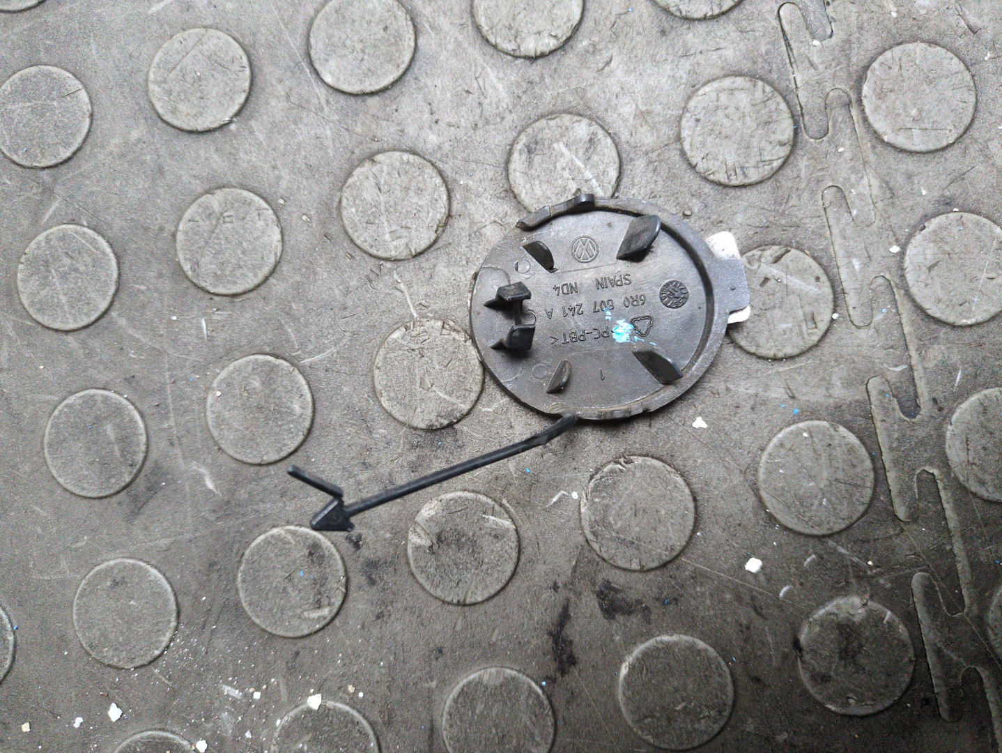 Заглушка буксировочного крюка