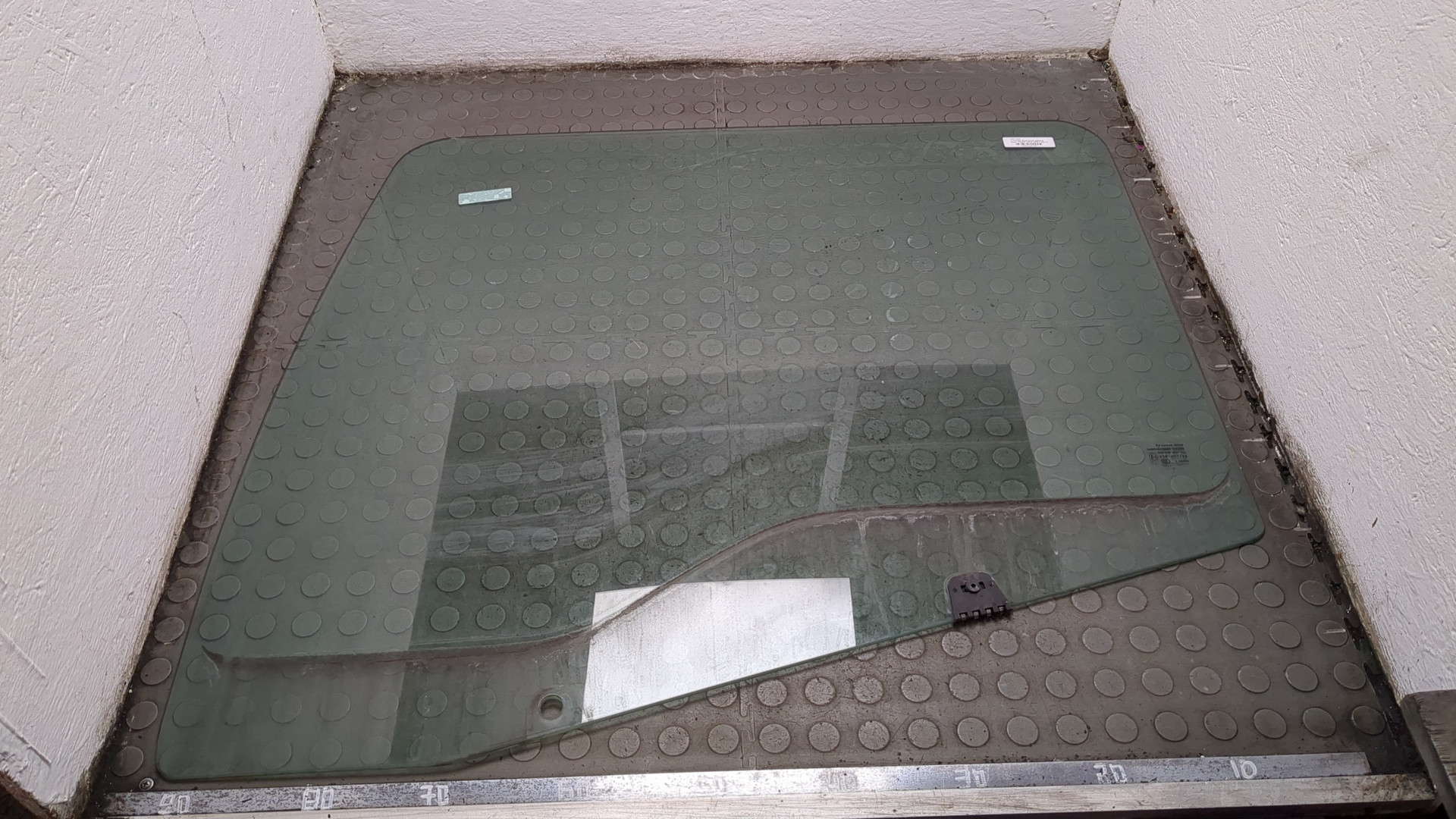 Стекло двери передней левой