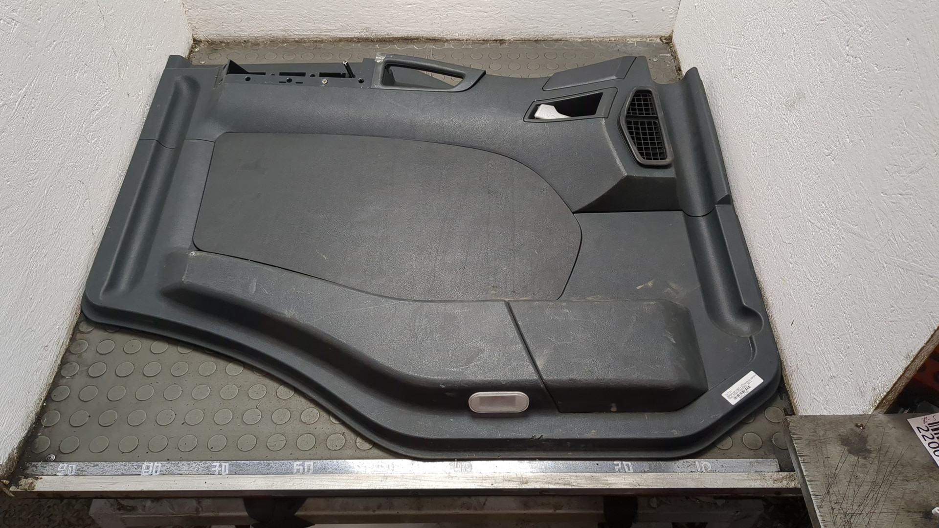 Обшивка двери передней левой