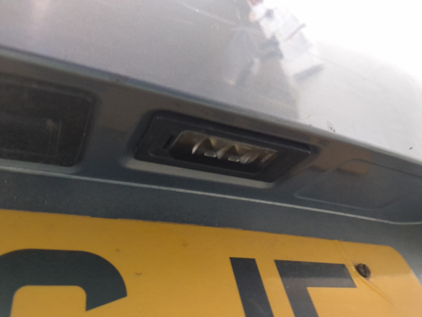 Дверь багажника