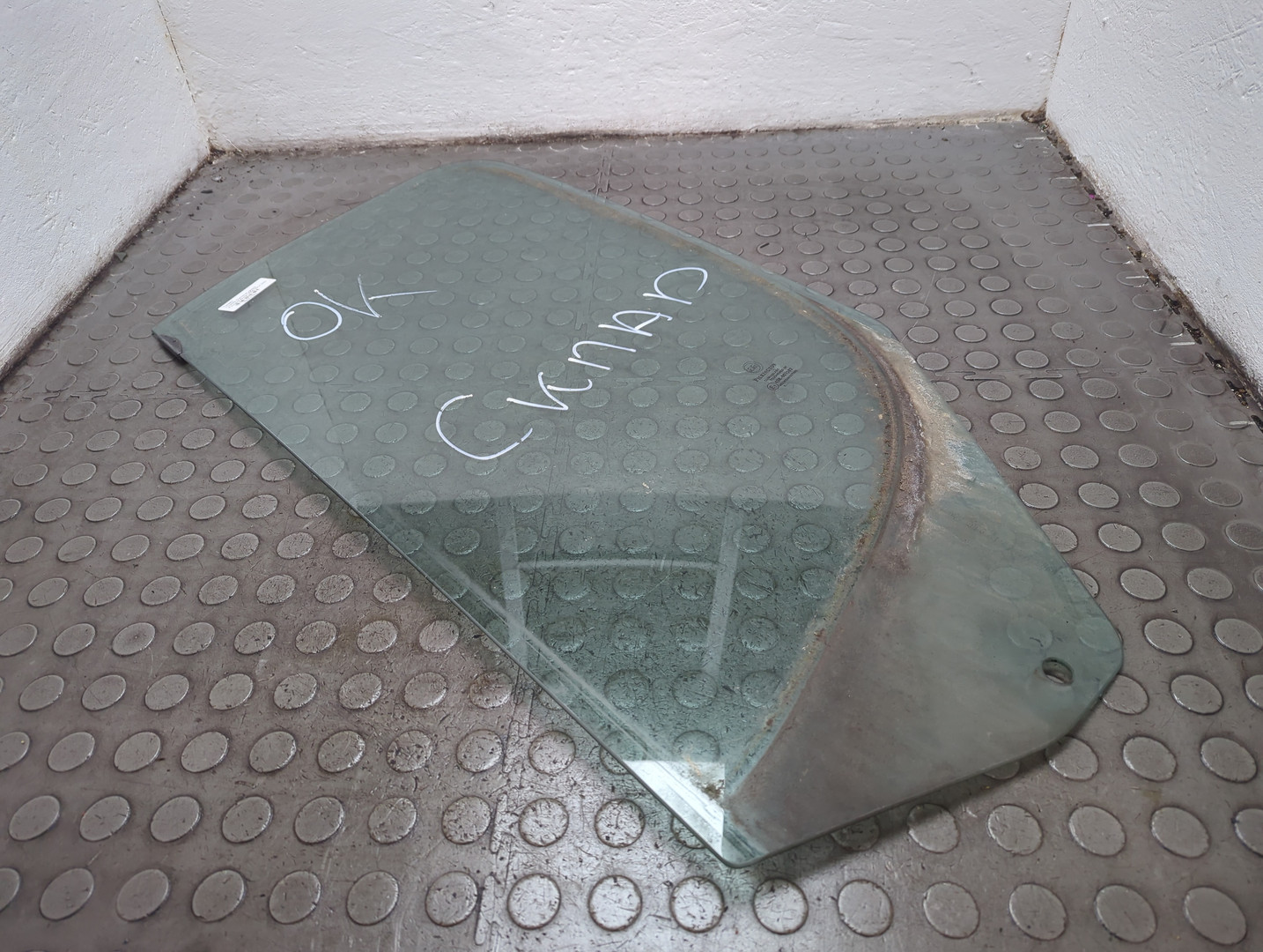 Стекло двери передней левой