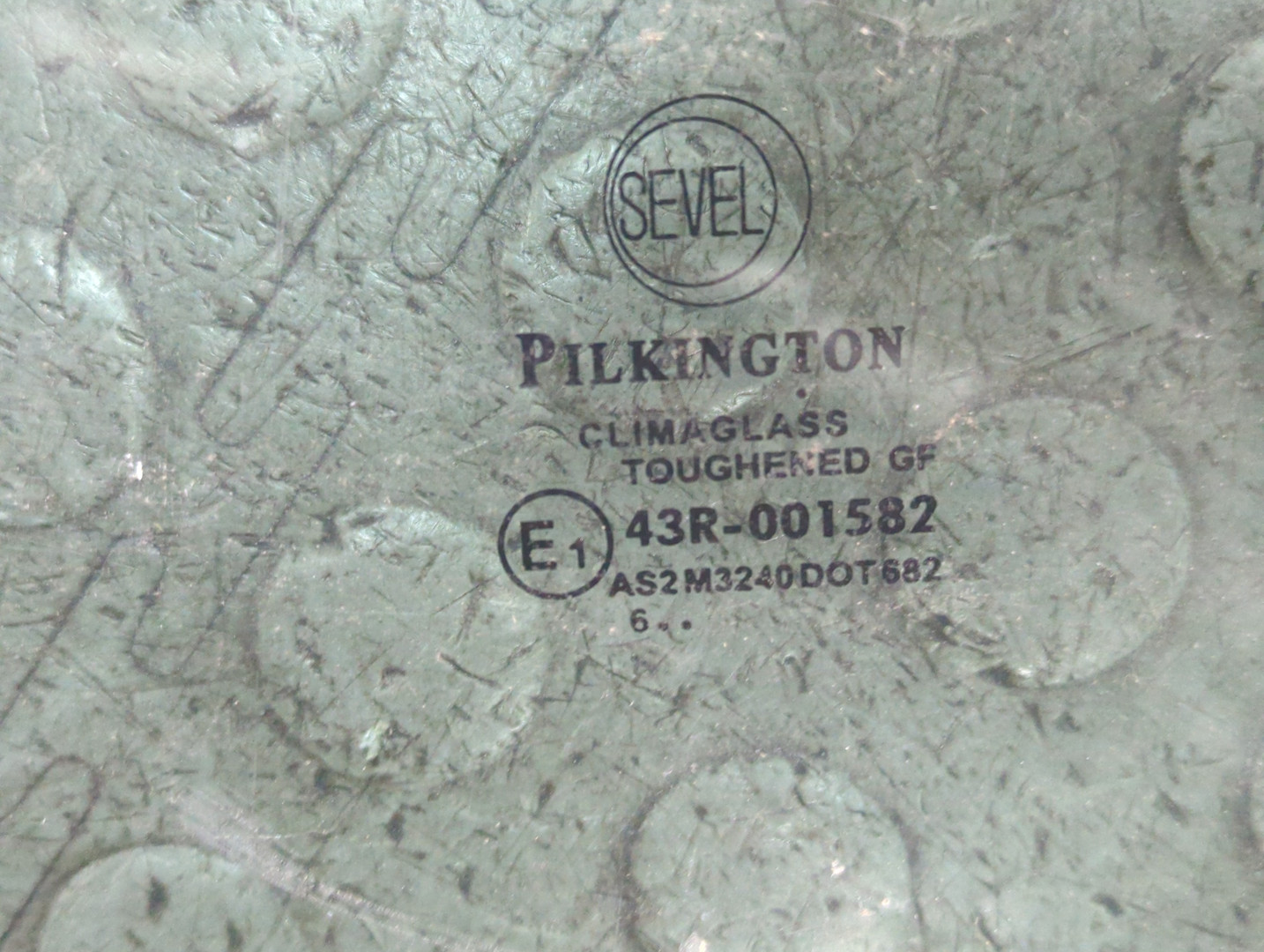 Стекло двери передней левой