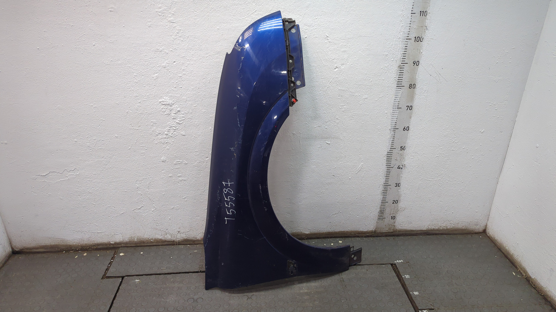 Крыло переднее правое