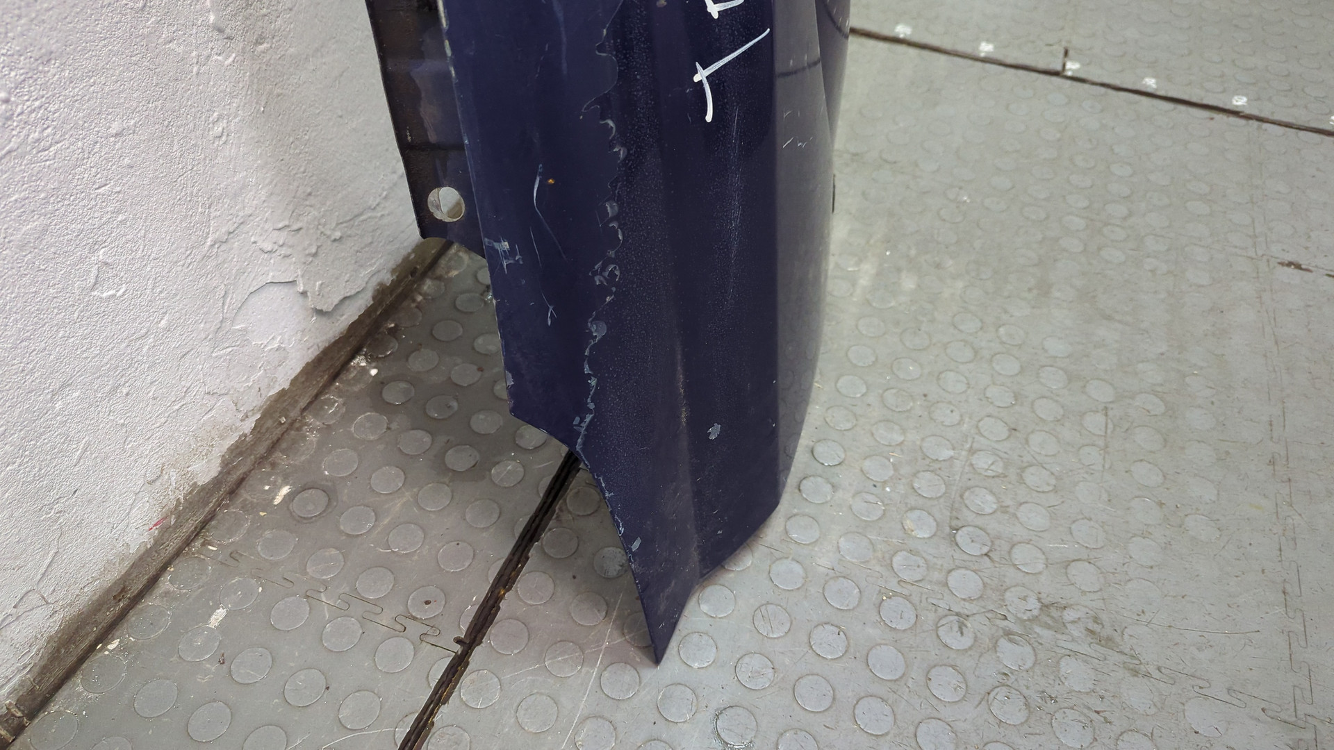 Крыло переднее правое