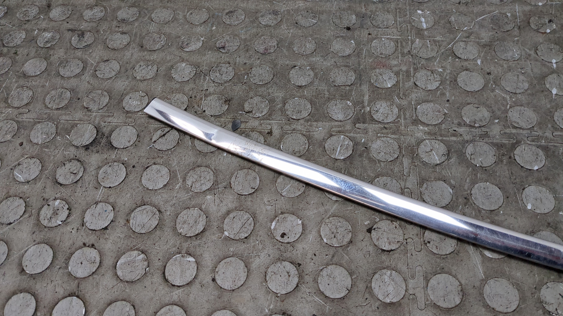 Накладка стекла переднего левого