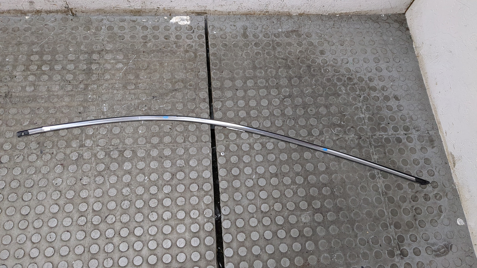 Накладка стекла переднего левого