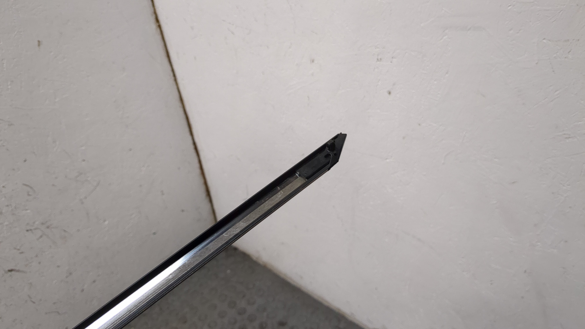 Накладка стекла переднего левого