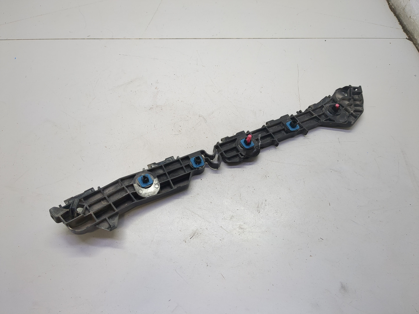 Кронштейн заднего бампера правый