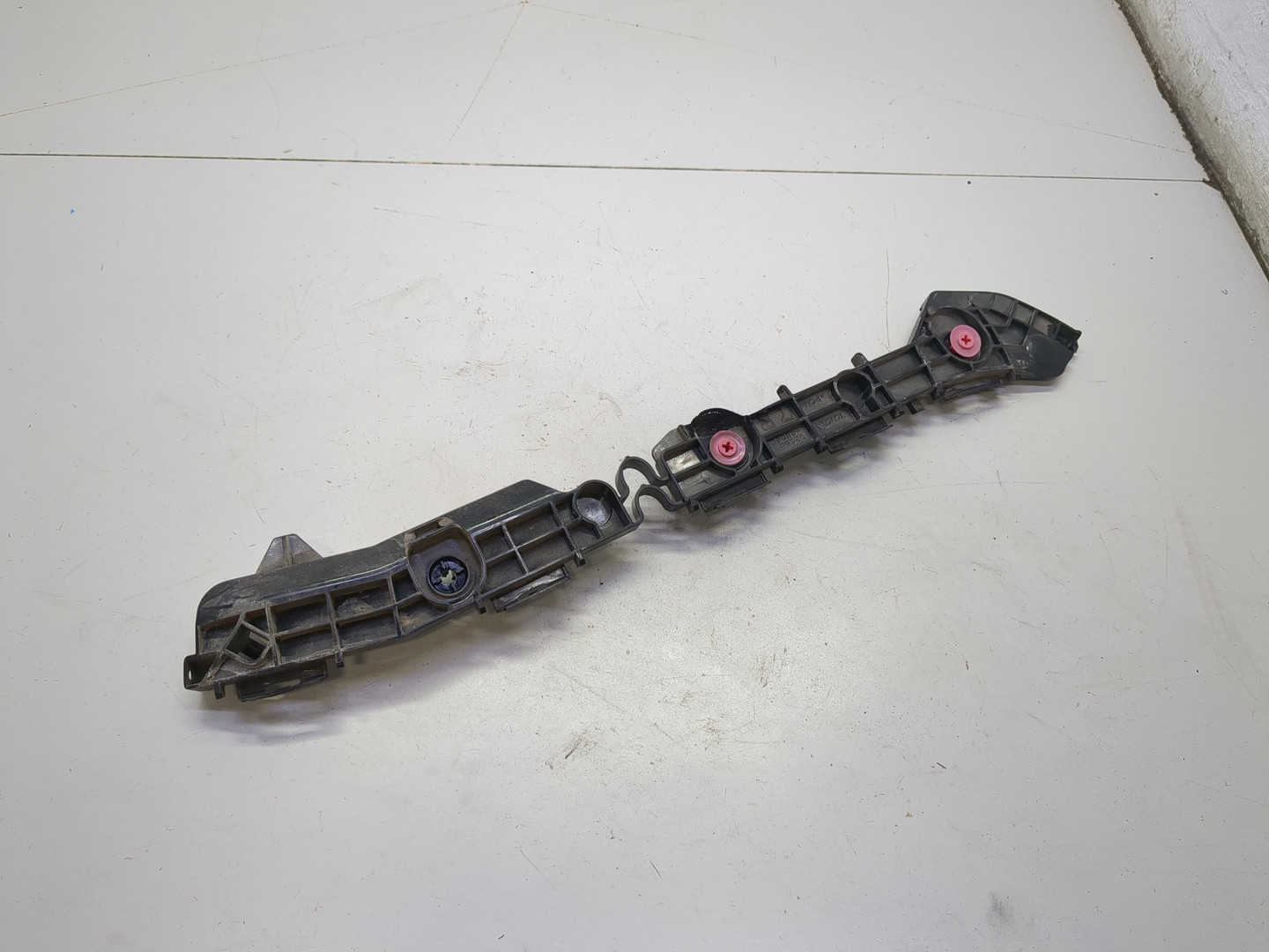 Кронштейн заднего бампера правый