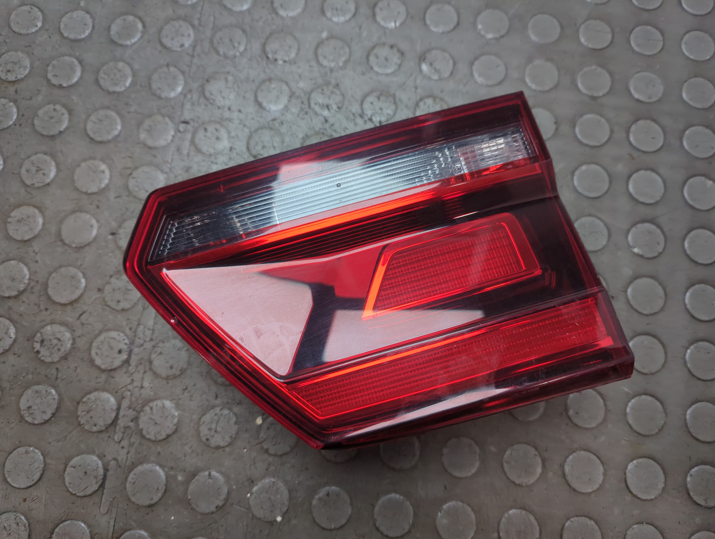 Фонарь задний внутренний левый