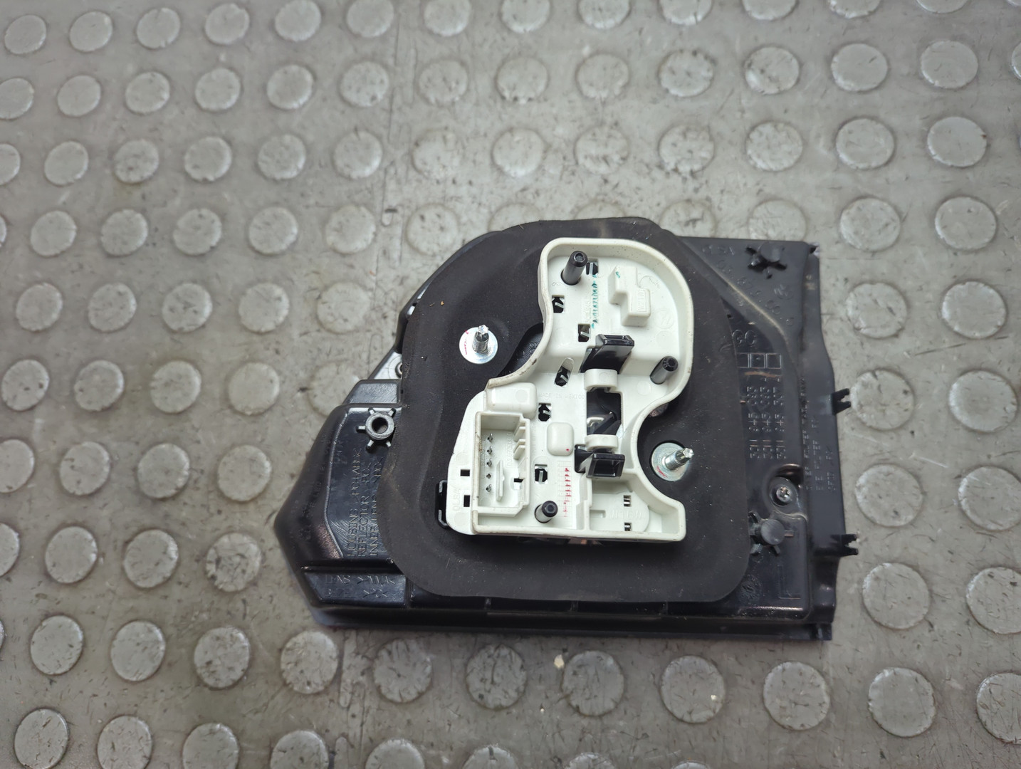 Фонарь задний внутренний левый