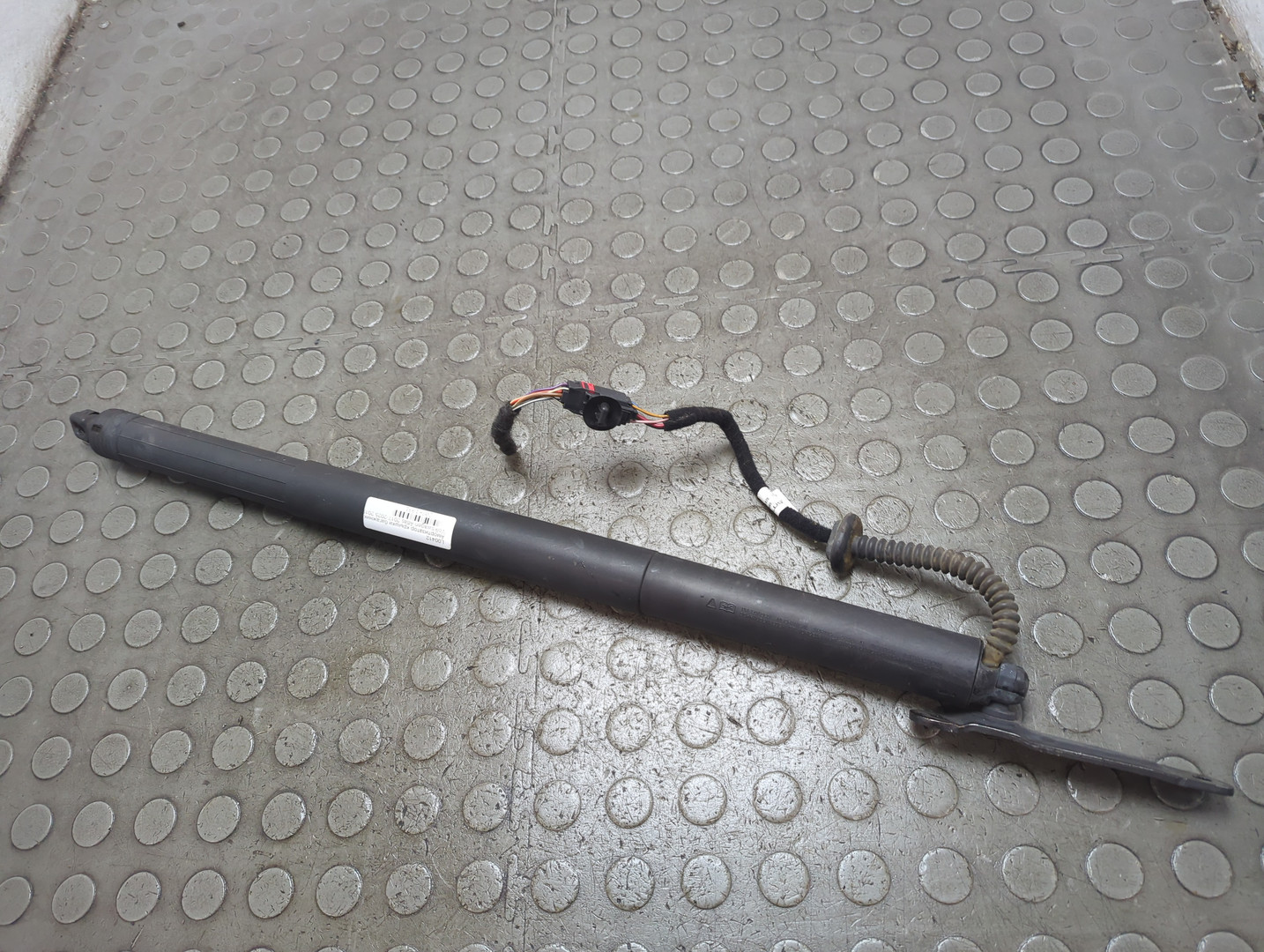 Амортизатор крышки багажника