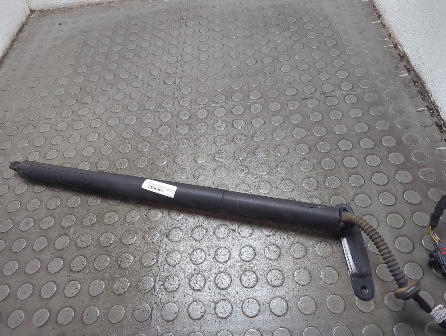 Амортизатор крышки багажника