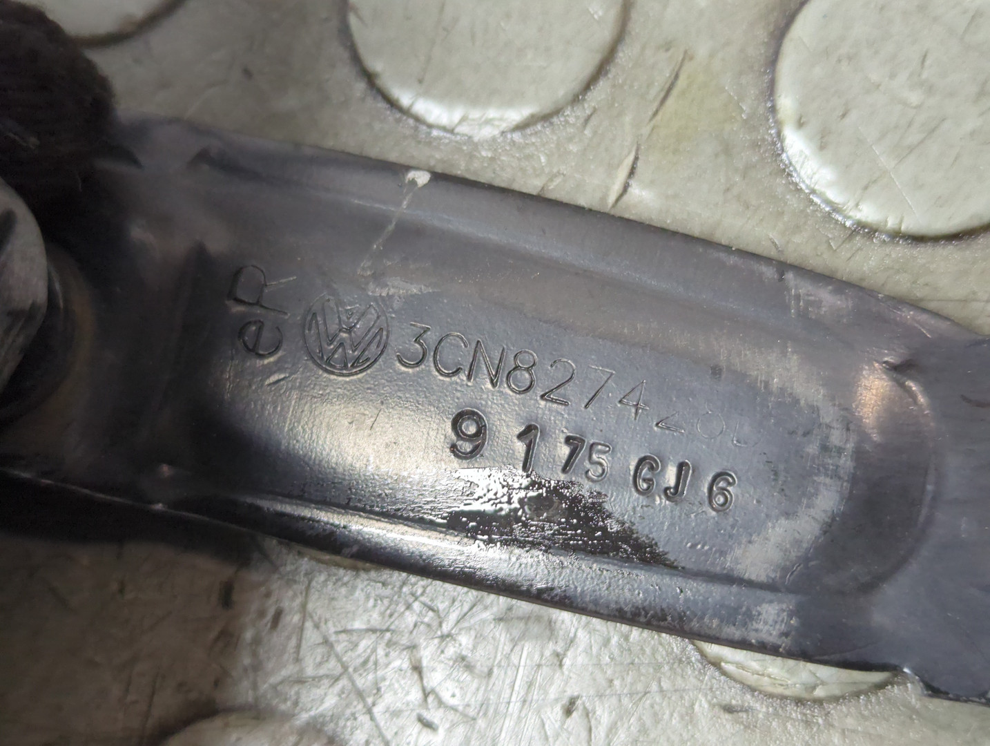 Амортизатор крышки багажника