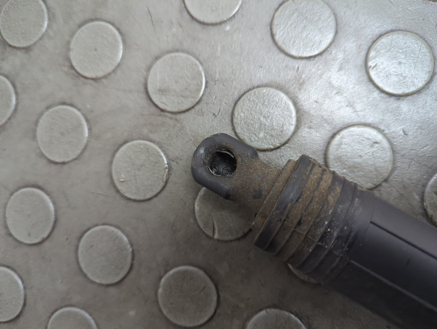 Амортизатор крышки багажника