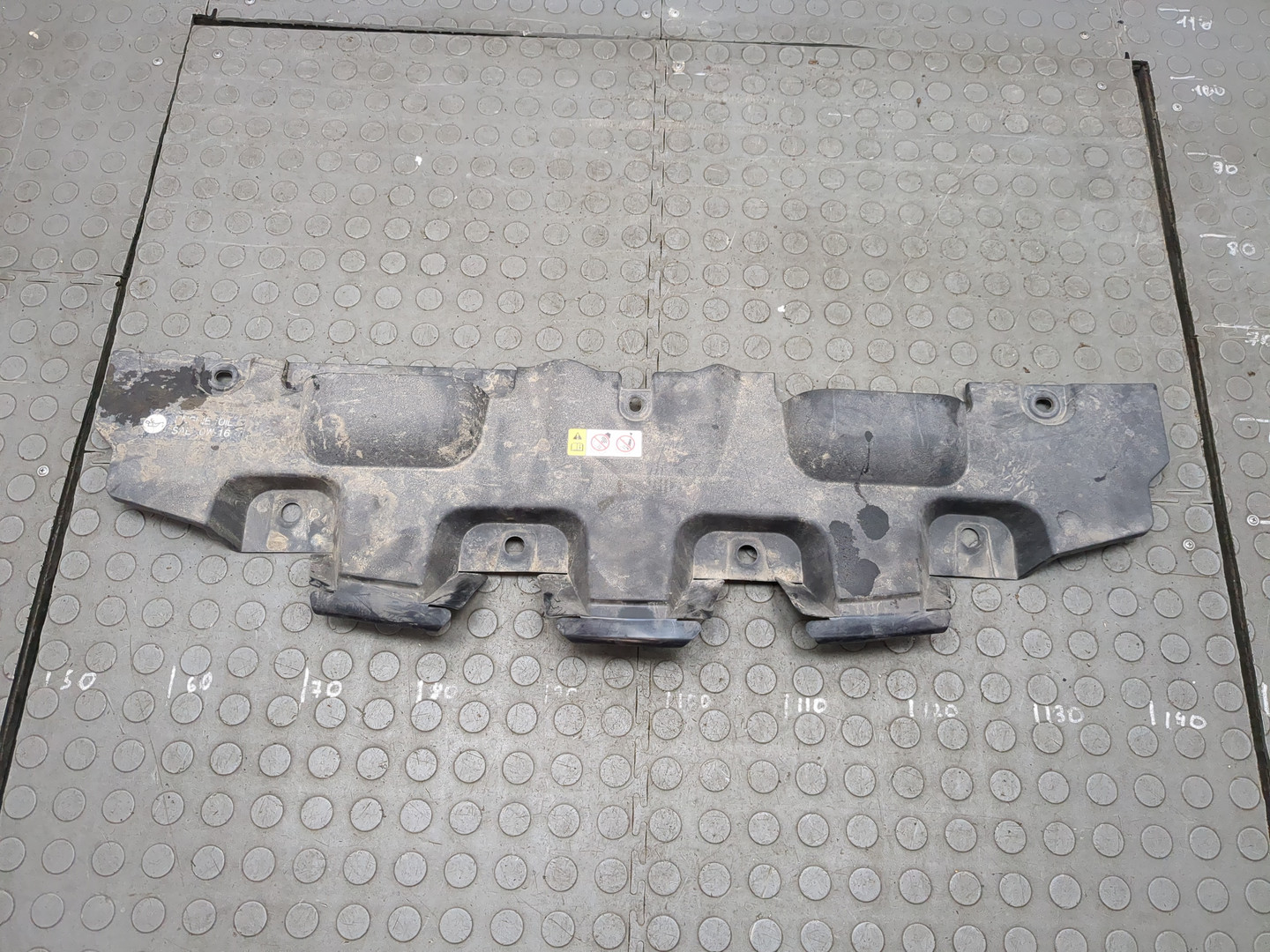 Кожух замка капота