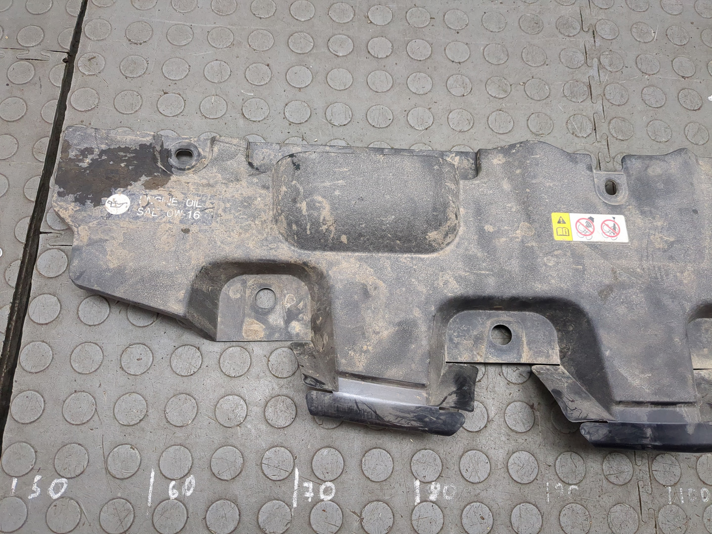 Кожух замка капота