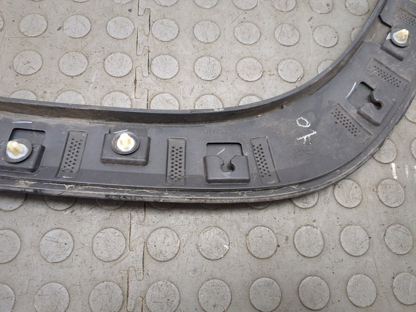 Накладка переднего крыла левого