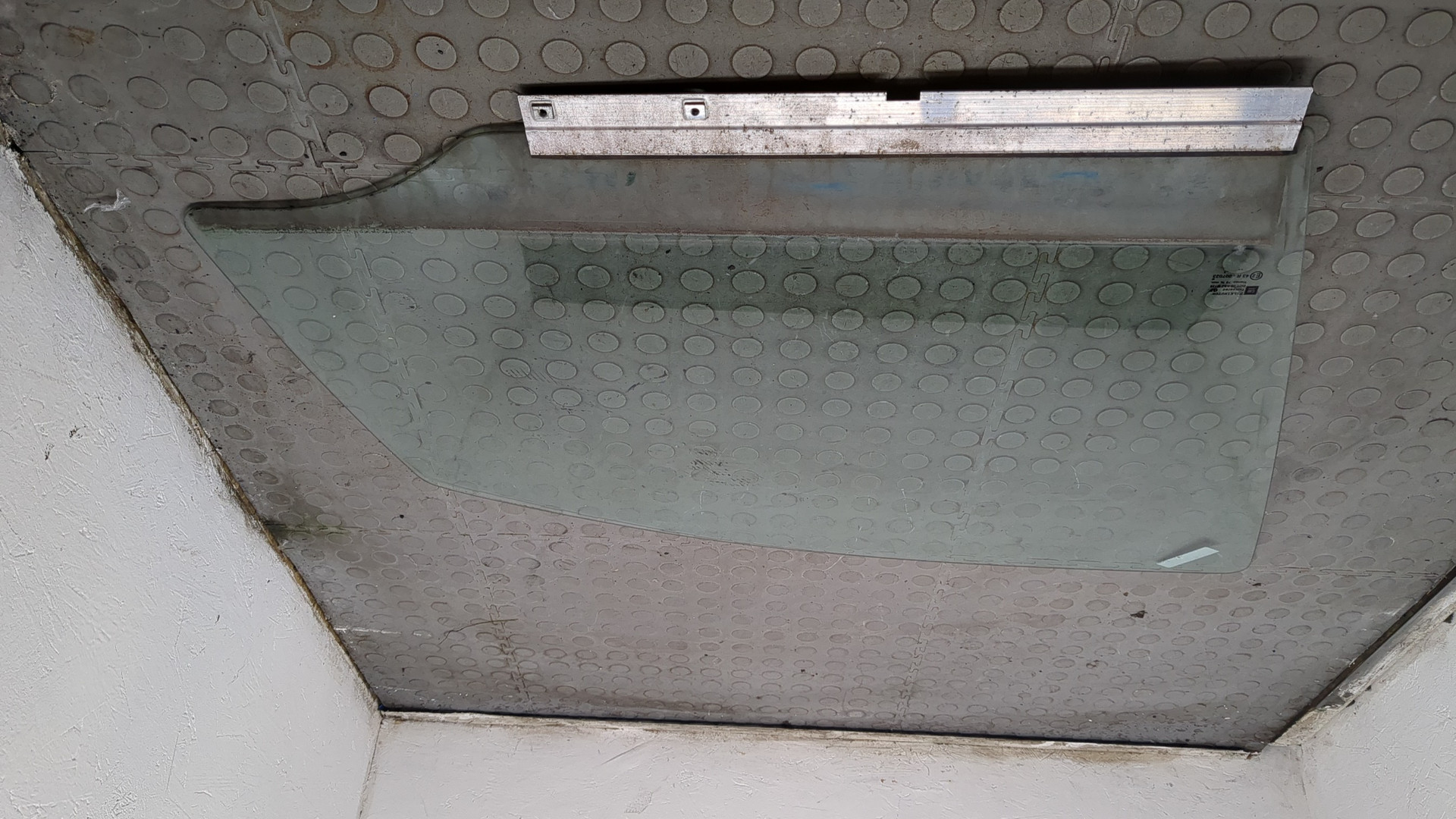 Стекло двери передней правой