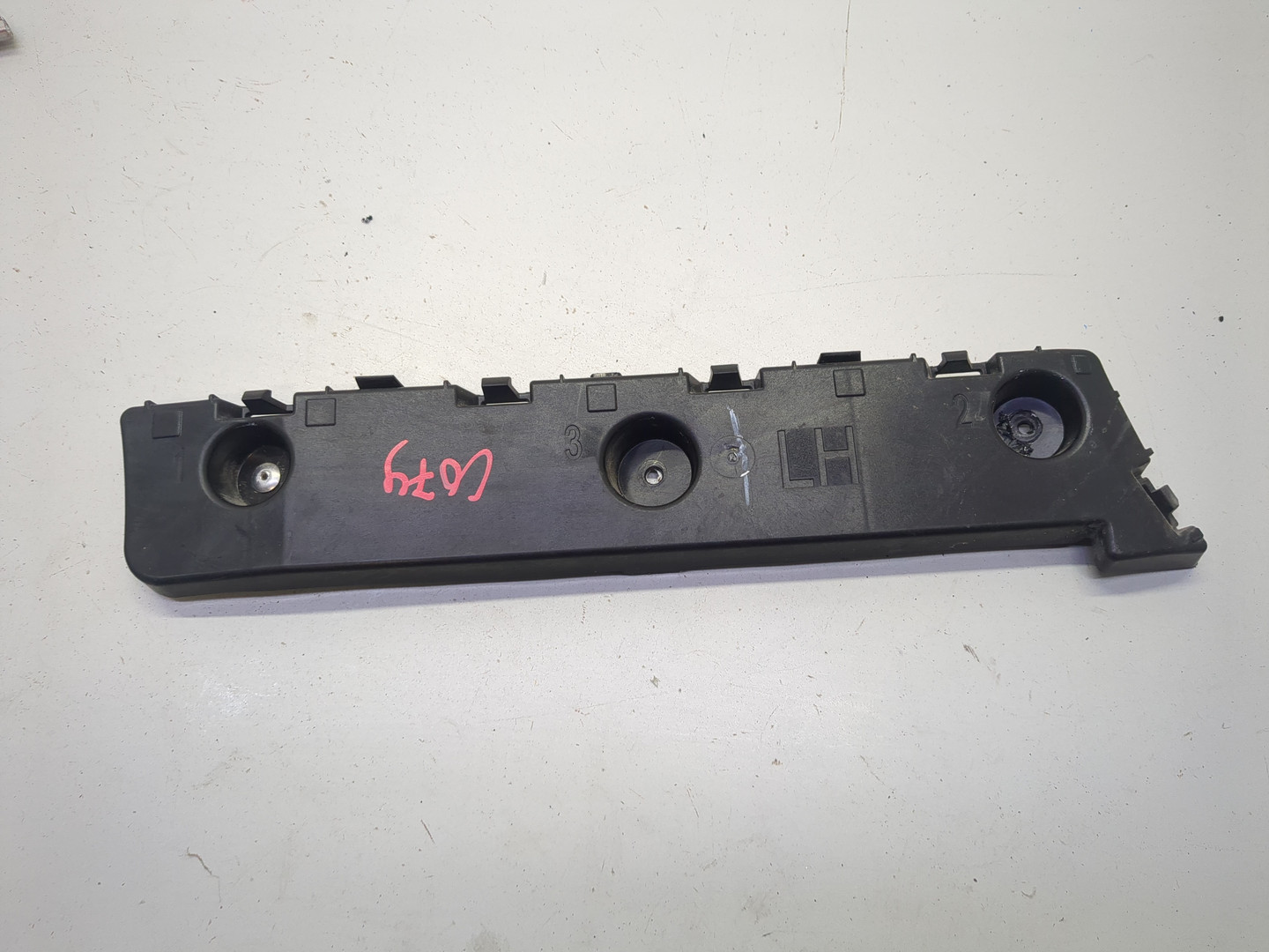 Кронштейн заднего бампера левый