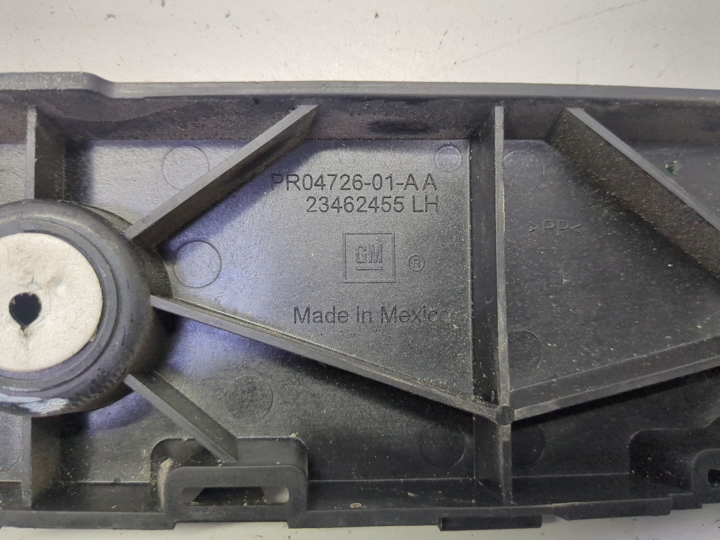 Кронштейн заднего бампера левый