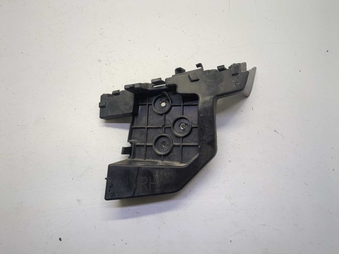 Кронштейн заднего бампера правый