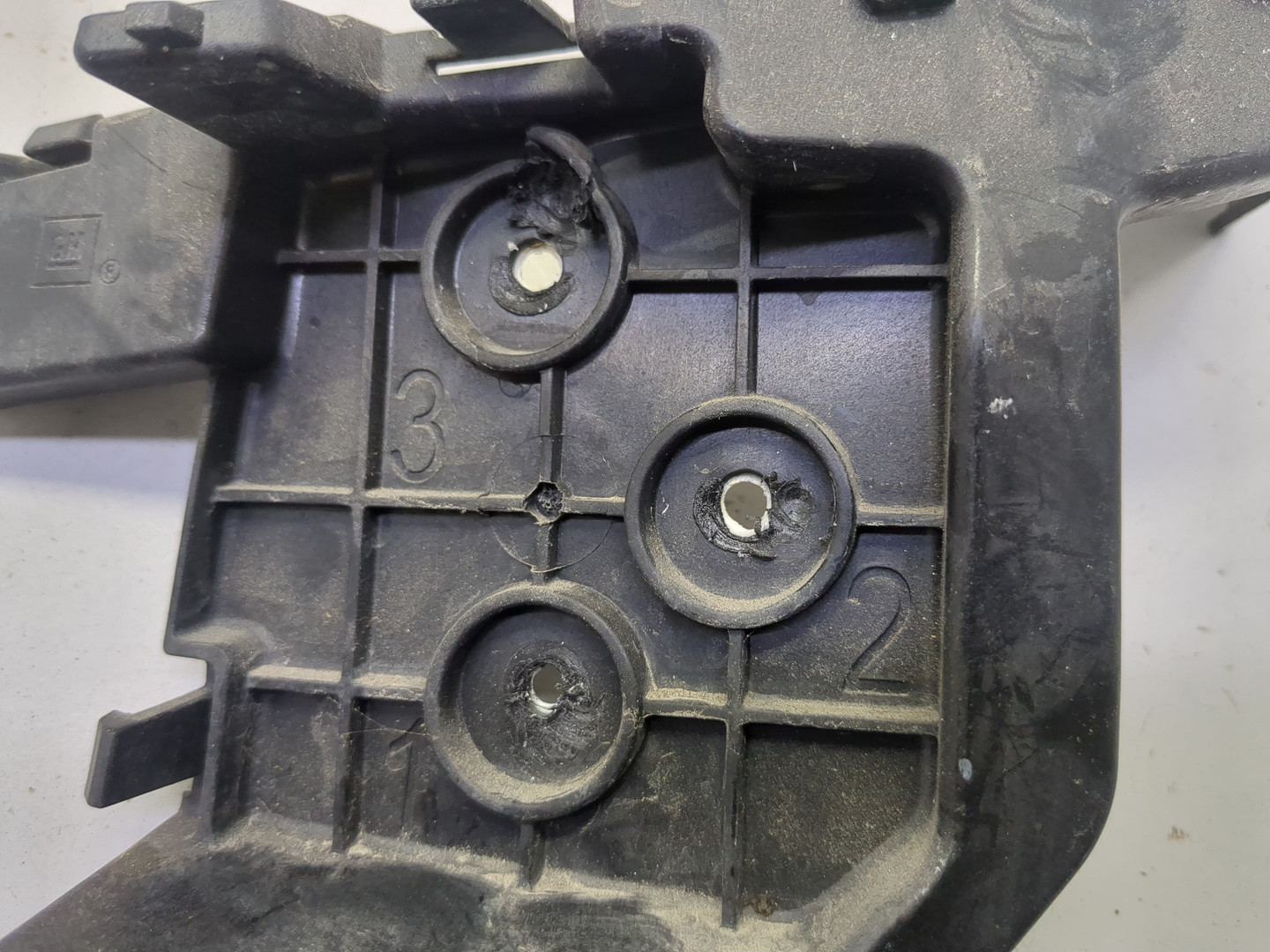 Кронштейн заднего бампера правый