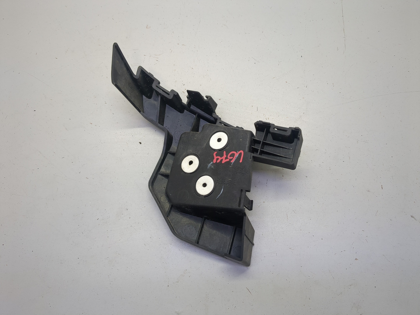 Кронштейн заднего бампера правый