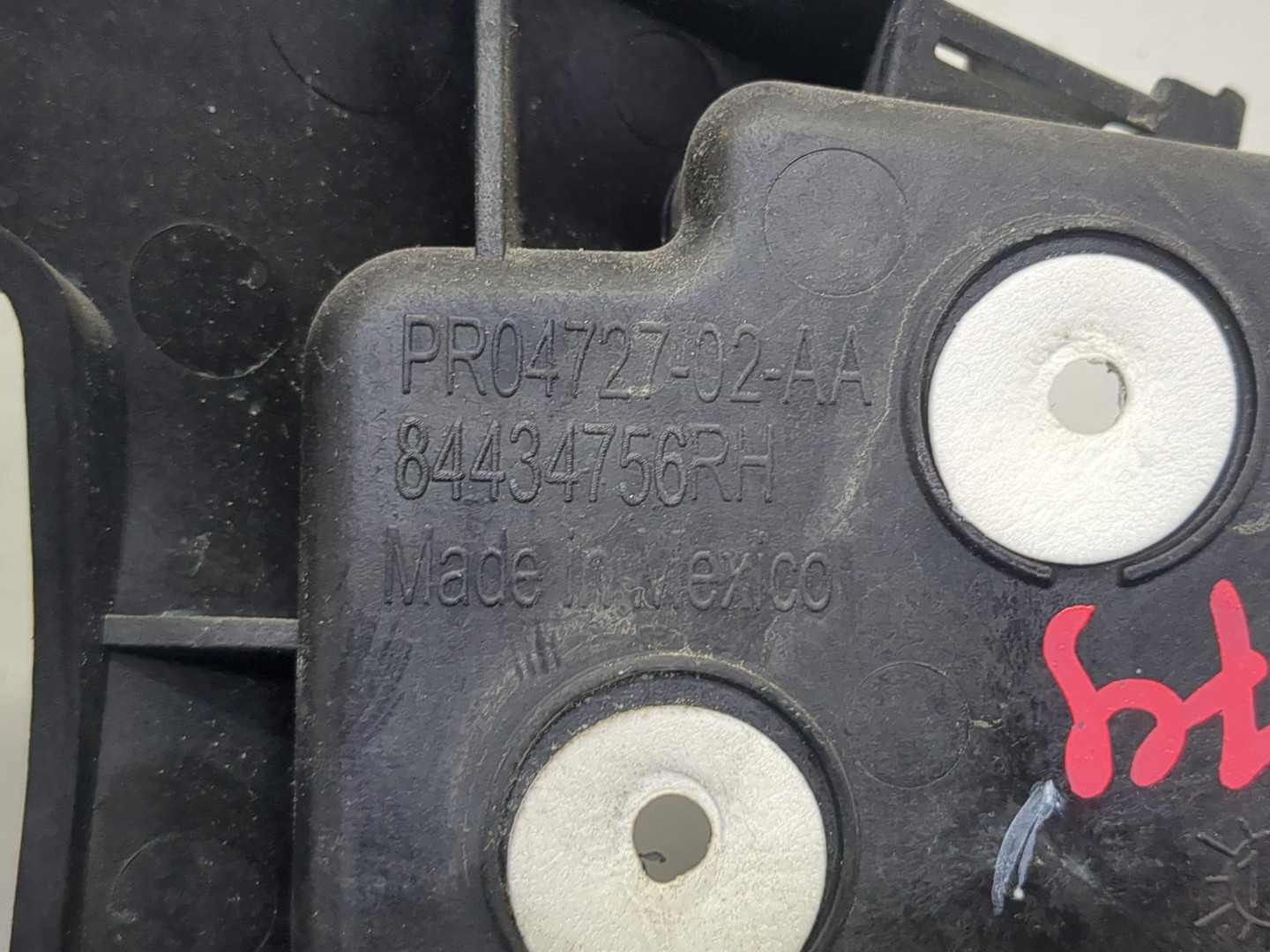 Кронштейн заднего бампера правый