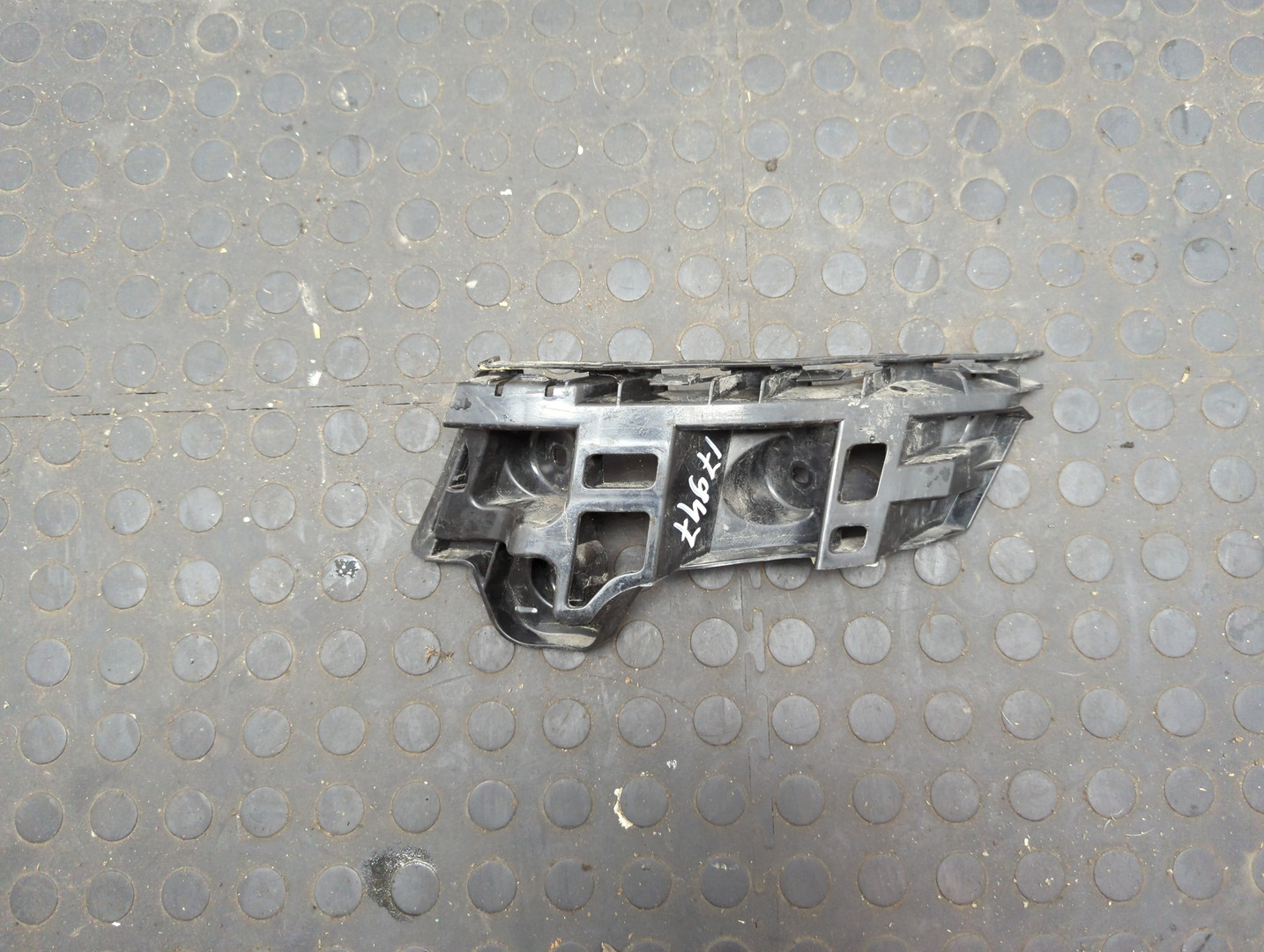 Кронштейн заднего бампера правый