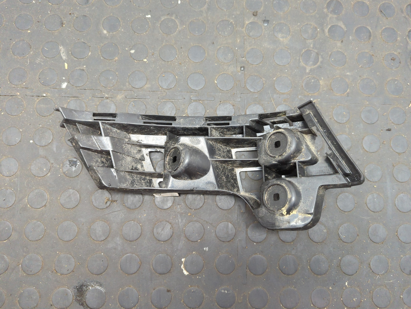 Кронштейн заднего бампера правый