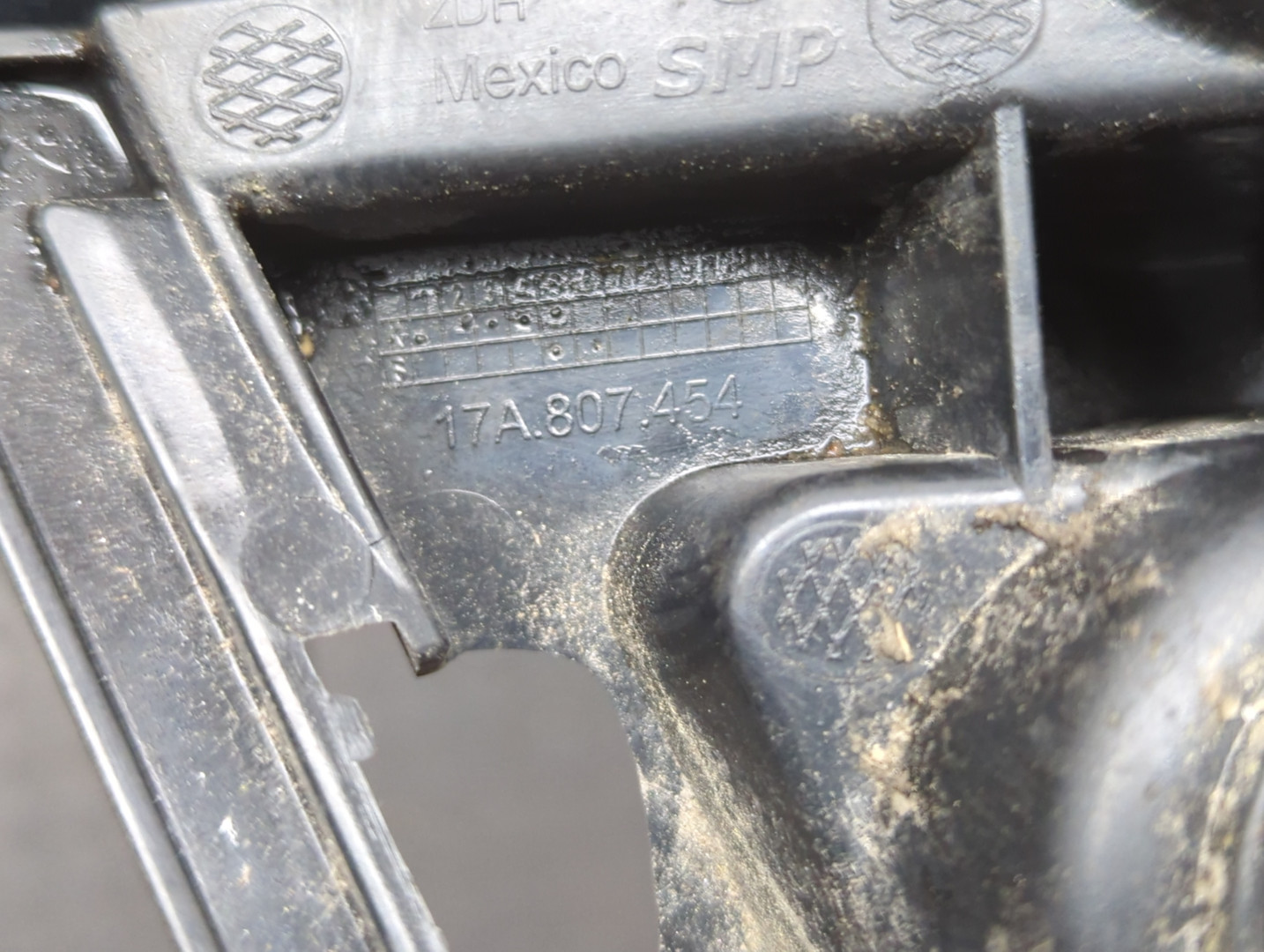 Кронштейн заднего бампера правый