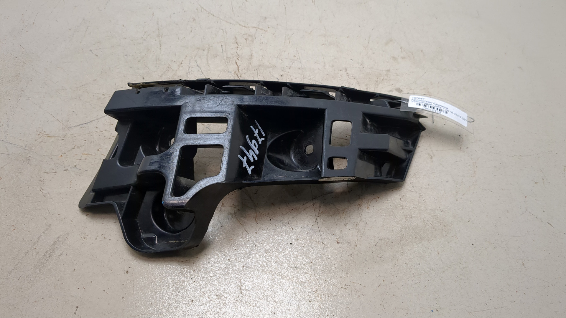 Кронштейн заднего бампера правый