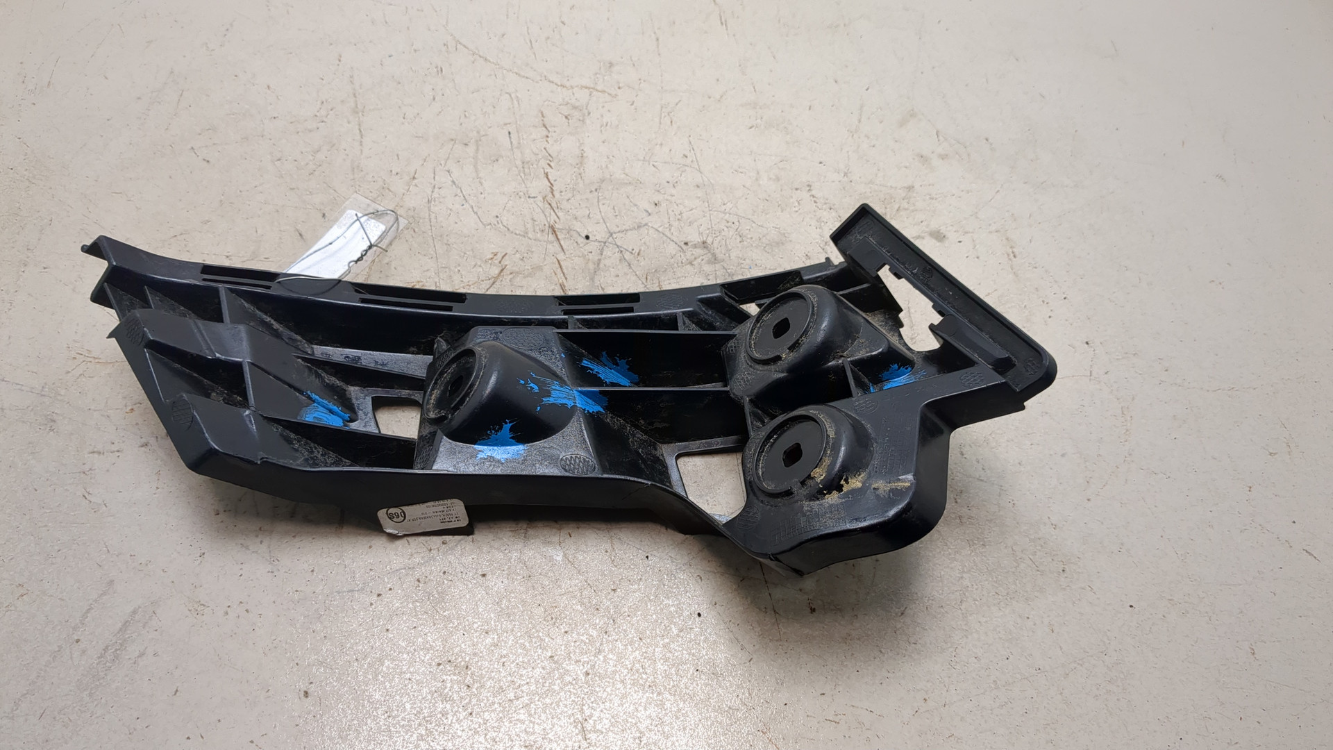 Кронштейн заднего бампера правый