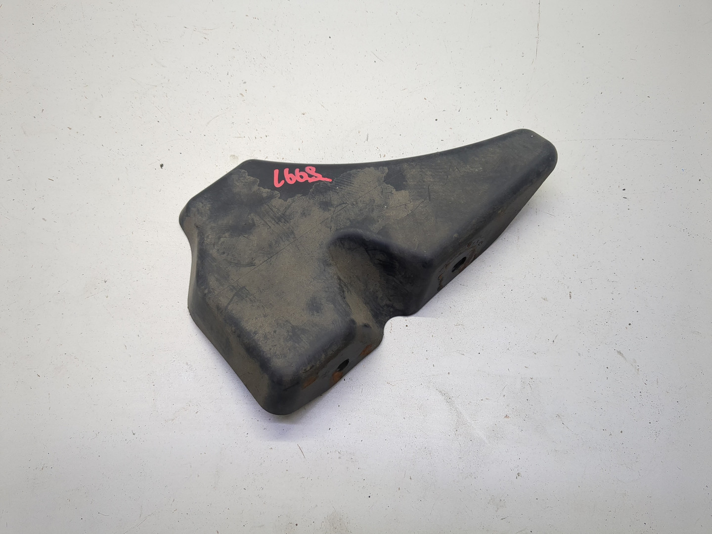 Брызговик передний правый