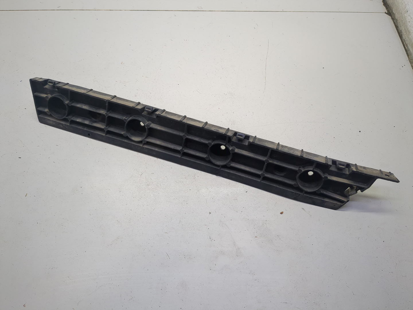 Кронштейн заднего бампера правый