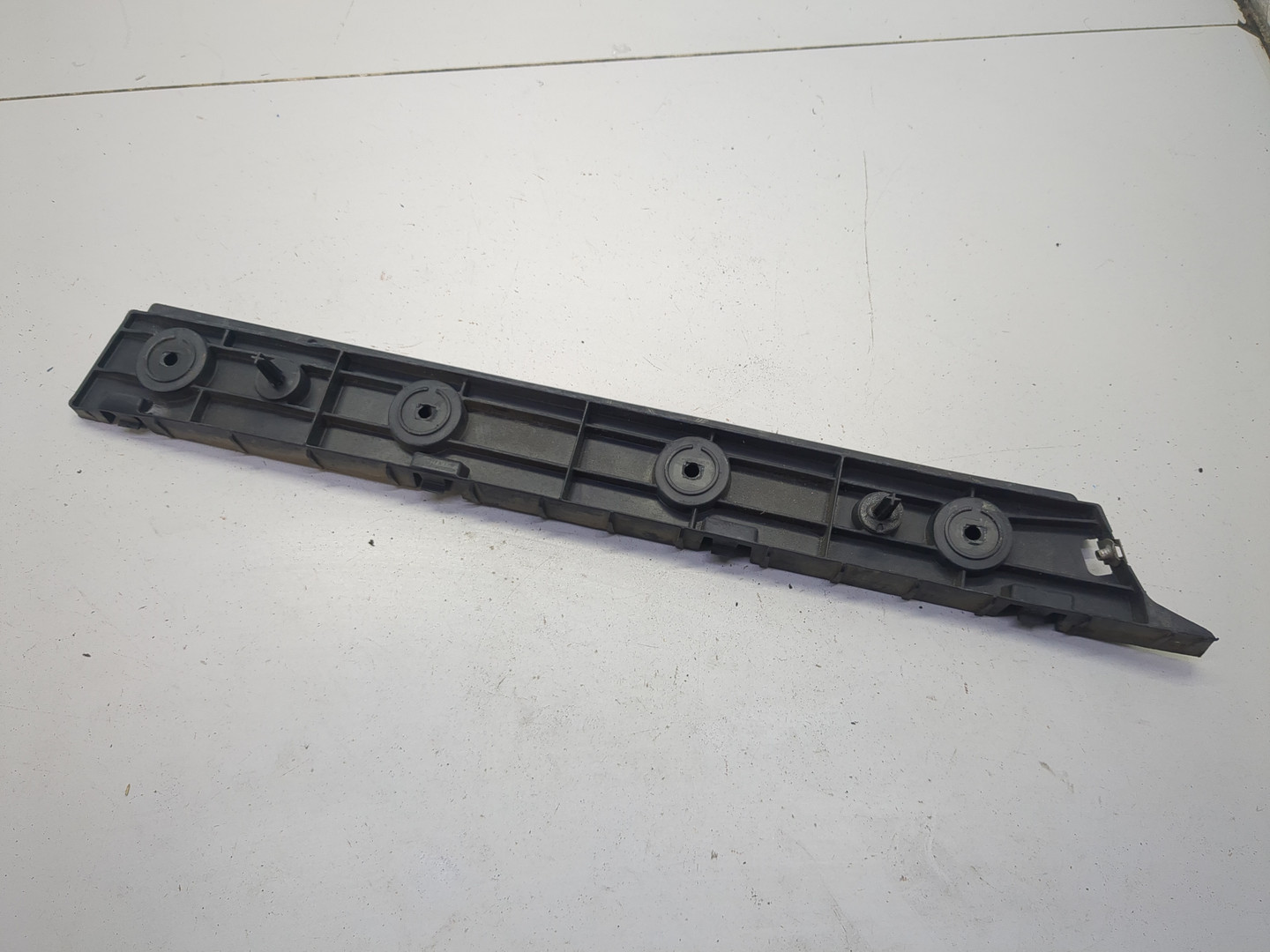 Кронштейн заднего бампера правый