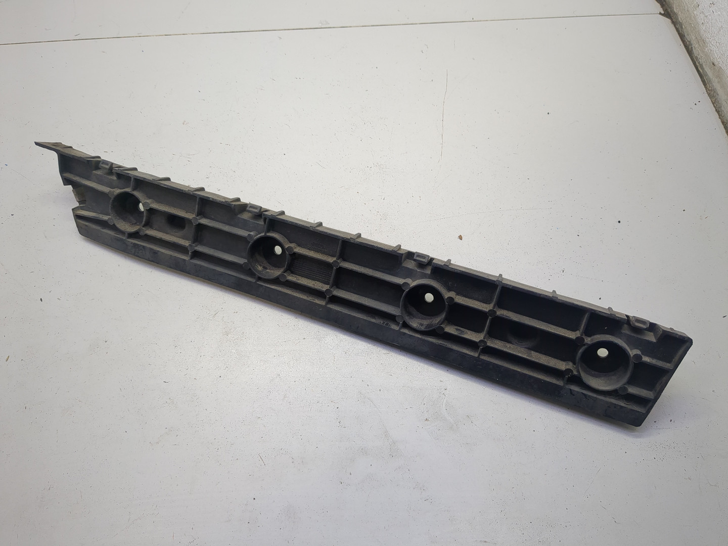 Кронштейн заднего бампера левый