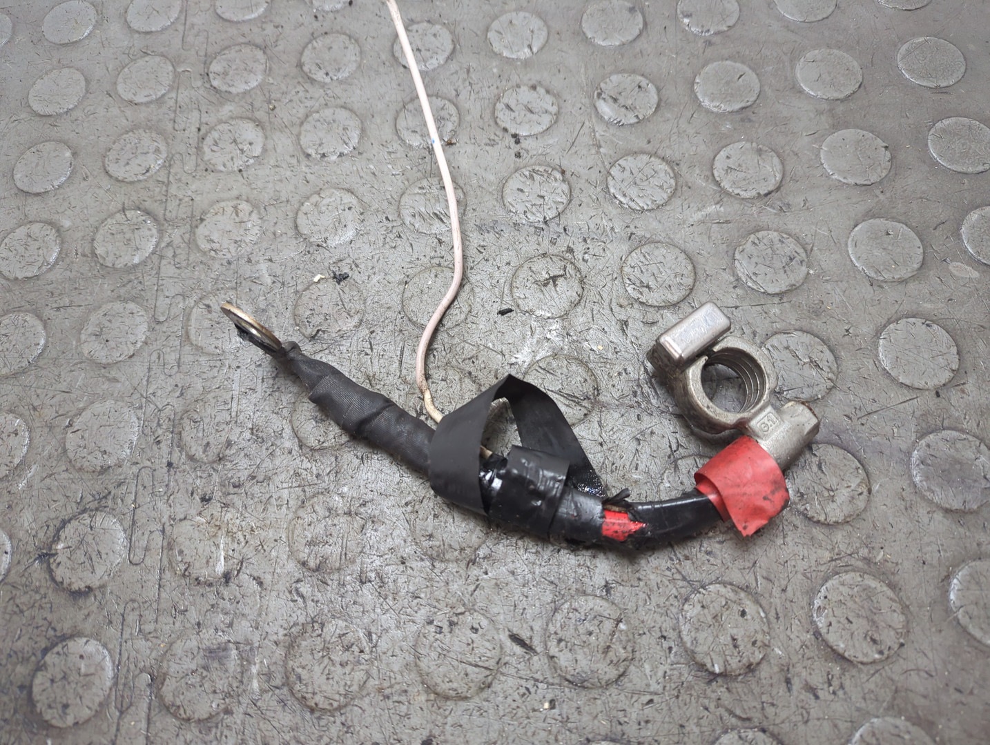 Клемма аккумулятора -