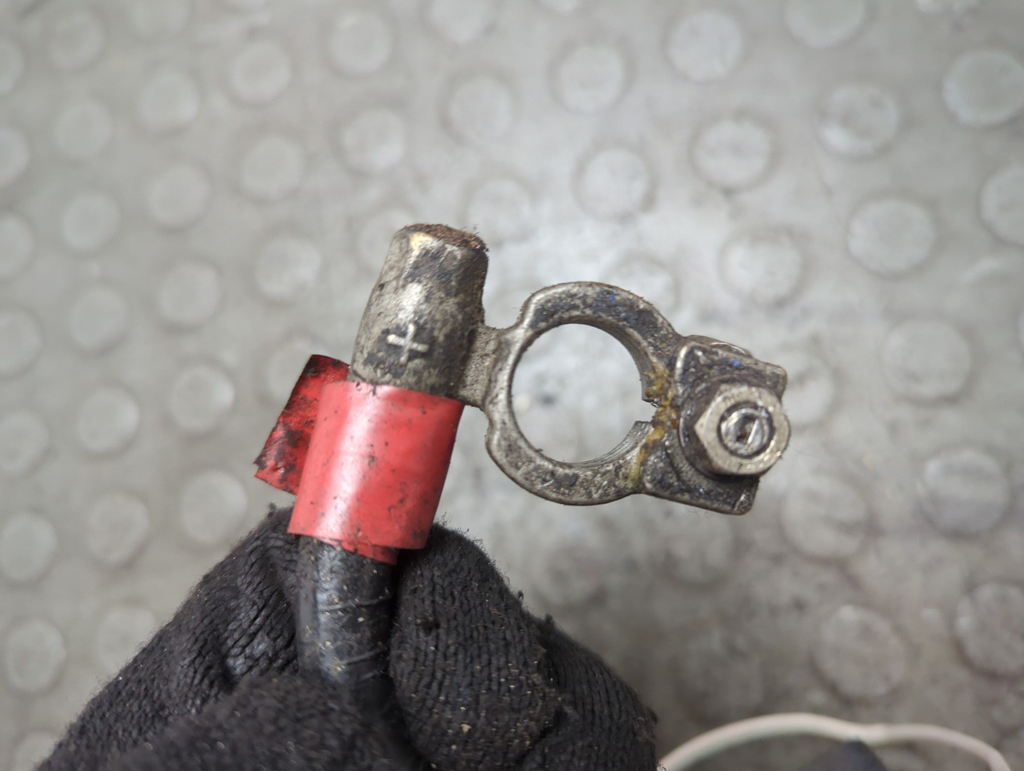 Клемма аккумулятора -