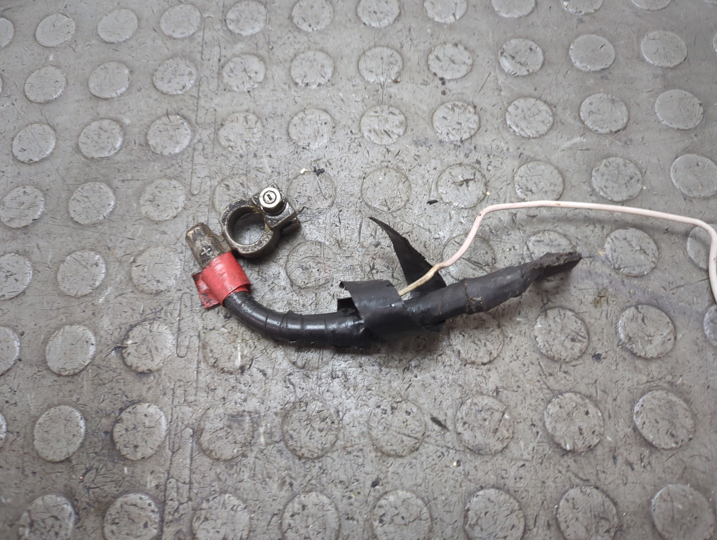 Клемма аккумулятора -